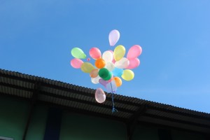 Penutupan kegiatan MOS dengan balon terbang